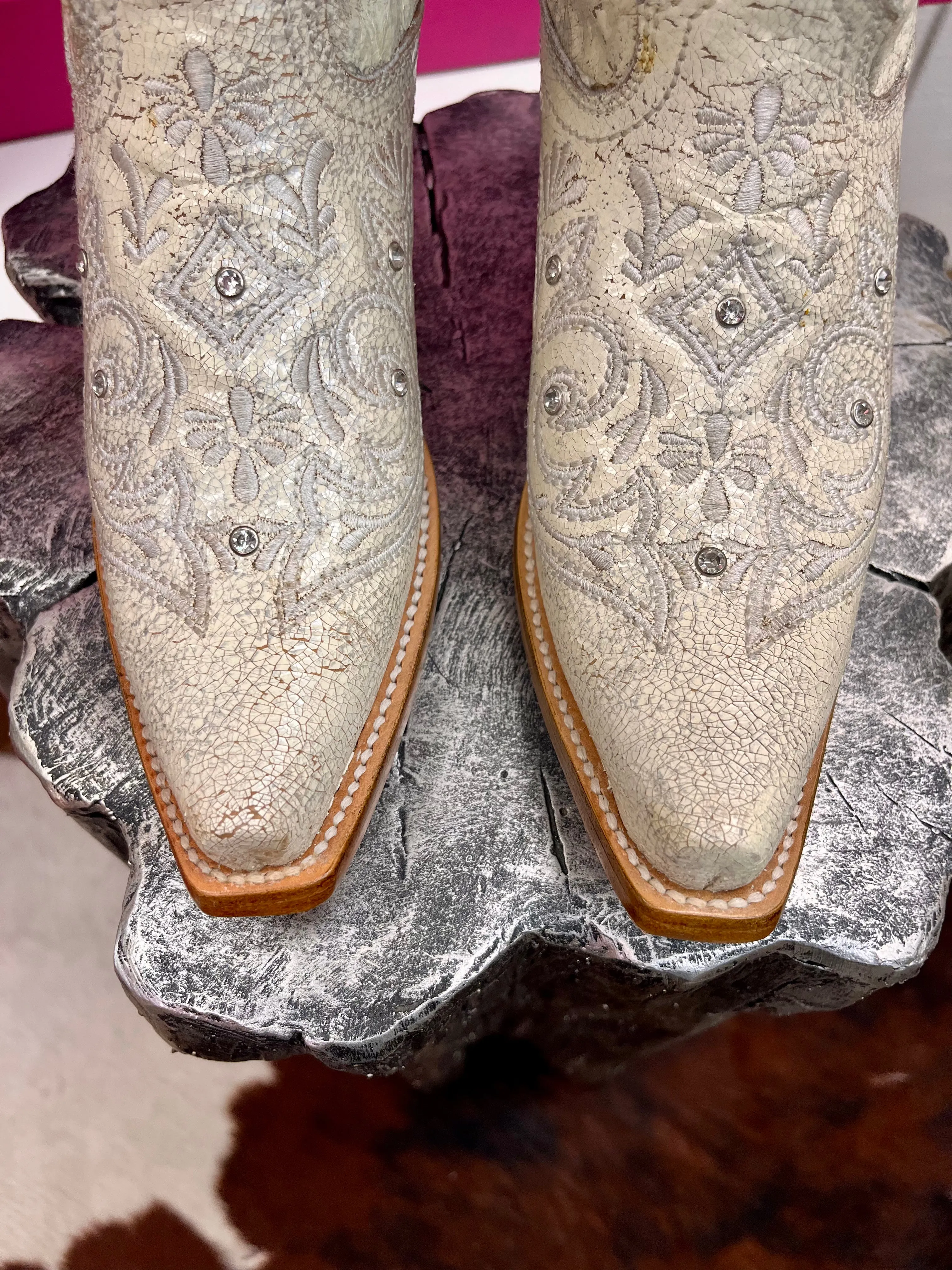 Corral Women's Bone White Crystal Overlay Snip Toe Cowgirl Boots Z5123